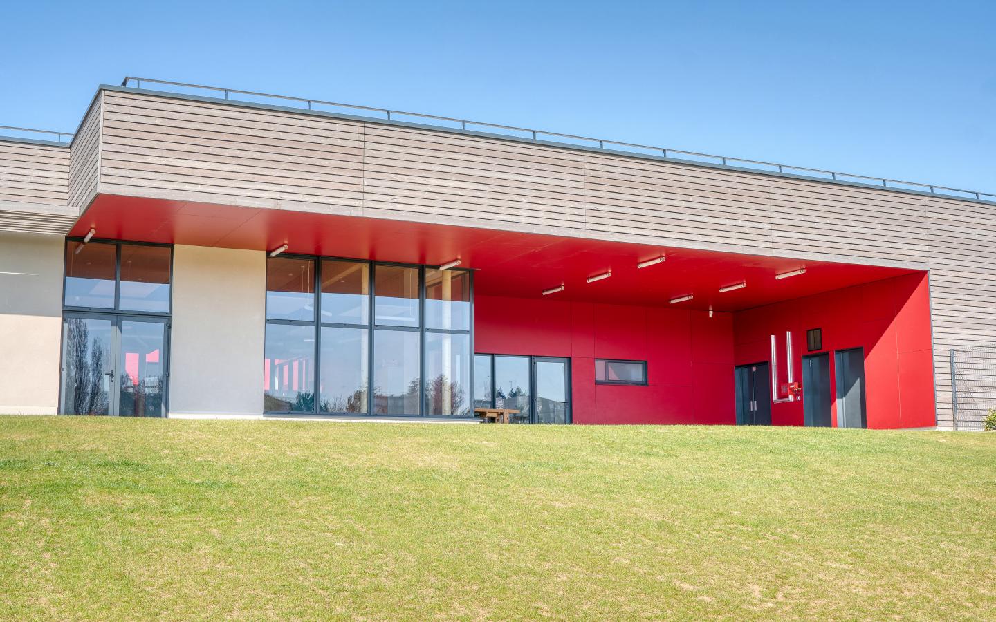 Le Centre de Loisirs, construction neuve à La Ferché Gaucher réalisée avec des menuiseries K-LINE.