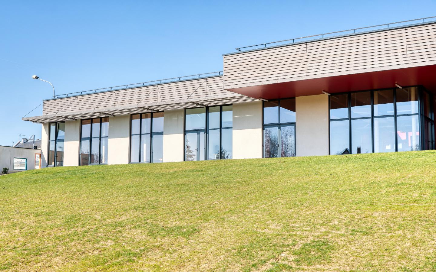 Le Centre de Loisirs, construction neuve à La Ferché Gaucher réalisée avec des menuiseries K-LINE.