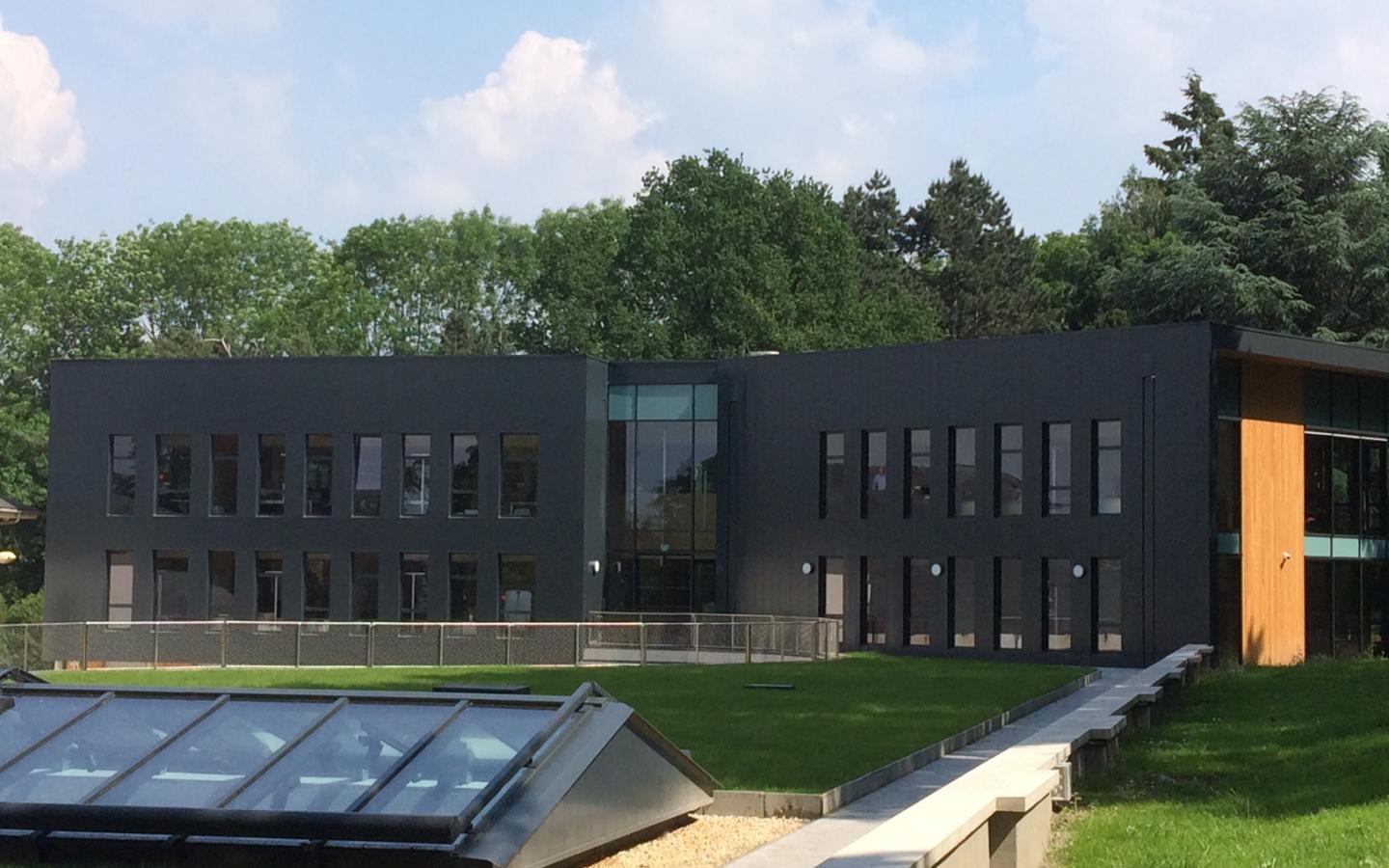 Vygon, construction neuve à Ecouen réalisée avec des menuiseries alu K-LINE.