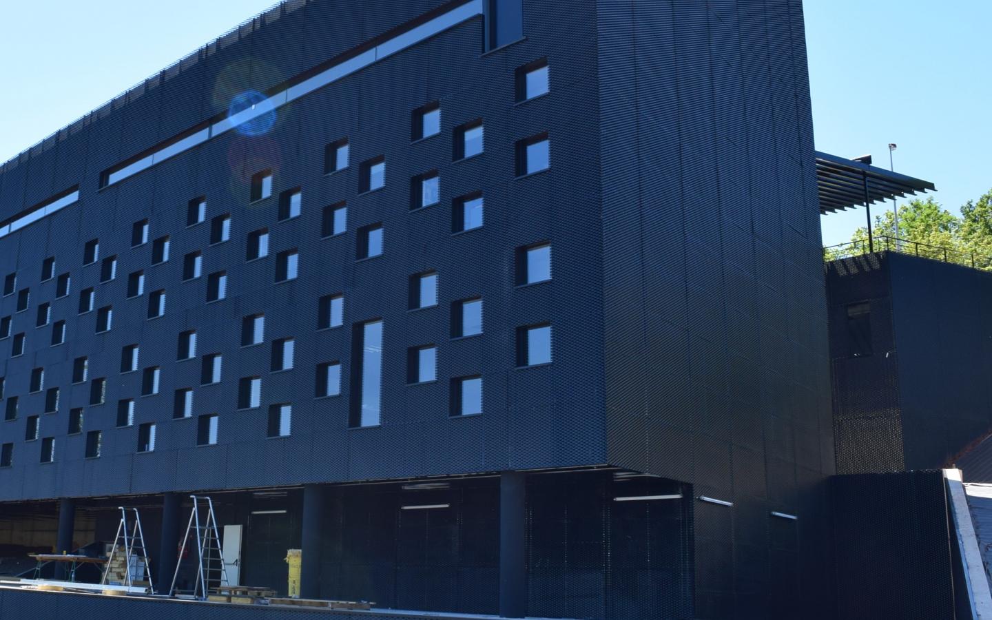 Verdié Voyages, construction neuve à Rodez réalisée avec des menuiseries alu K-LINE.