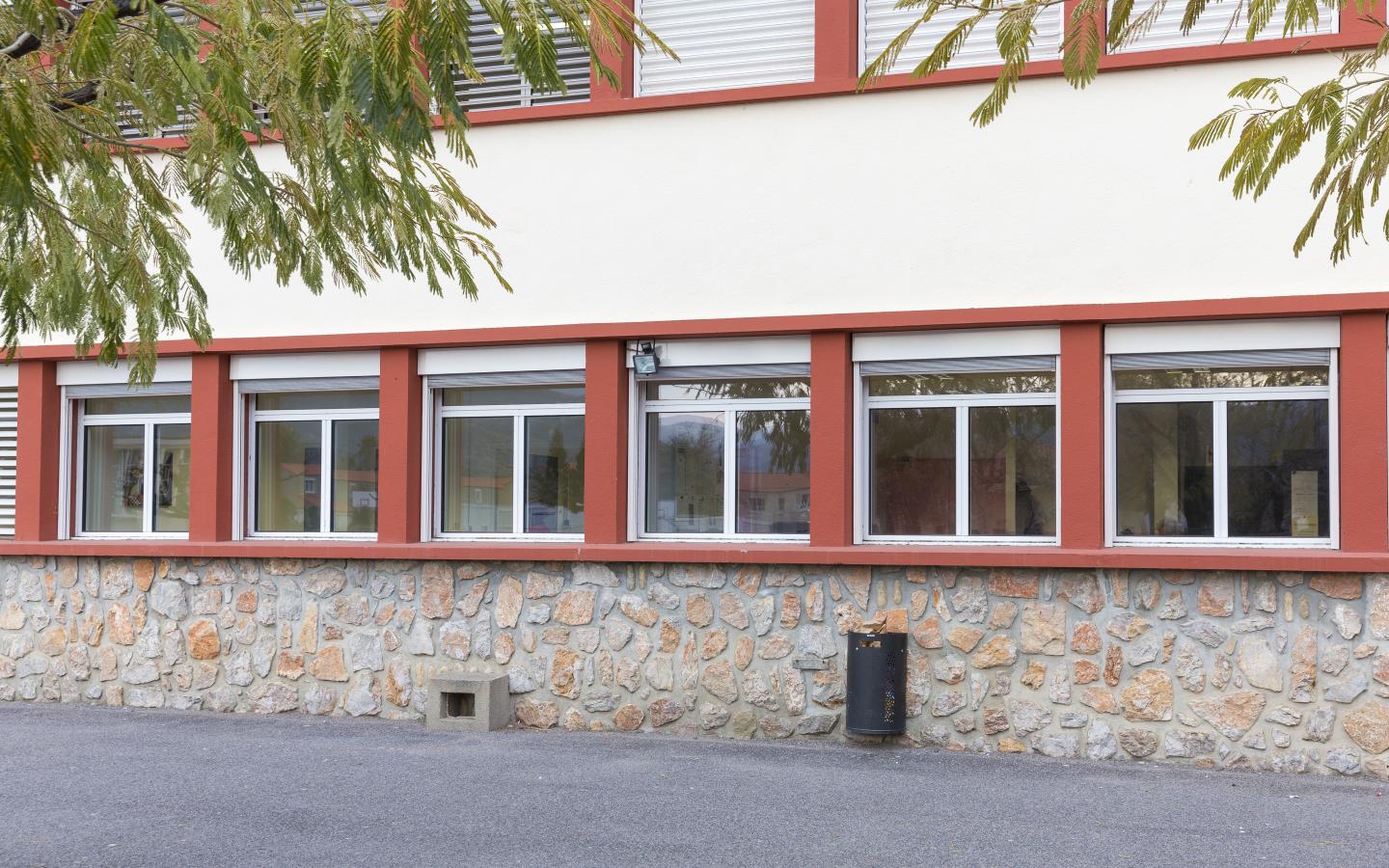 Collège Pierre Fouche, construction neuve à l'Île-de-Tet réalisée avec des menuiseries alu K-LINE.