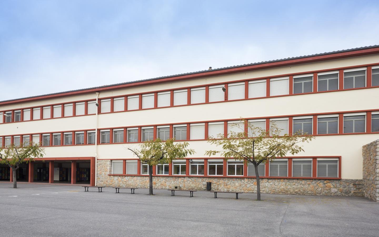 Collège Pierre Fouche, construction neuve à l'Île-de-Tet réalisée avec des menuiseries alu K-LINE.