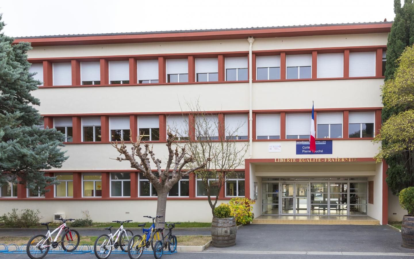 Collège Pierre Fouche, construction neuve à l'Île-de-Tet réalisée avec des menuiseries alu K-LINE.