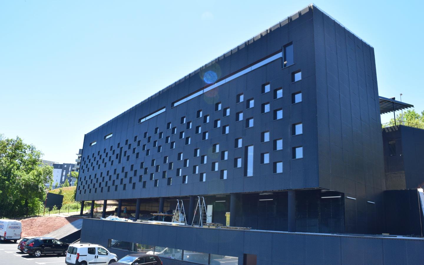 Verdié Voyages, construction neuve à Rodez réalisée avec des menuiseries alu K-LINE.