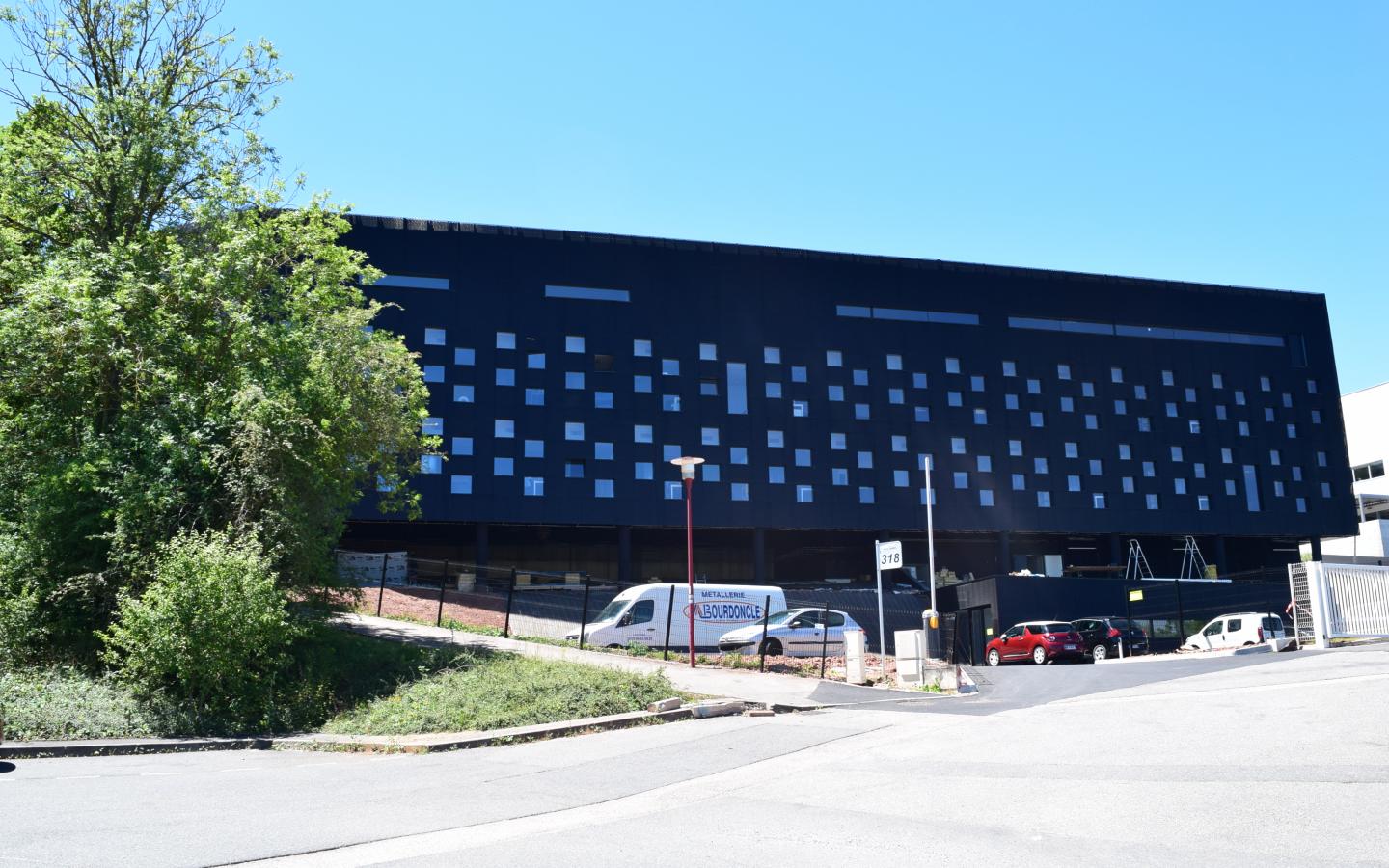 Verdié Voyages, construction neuve à Rodez réalisée avec des menuiseries alu K-LINE.