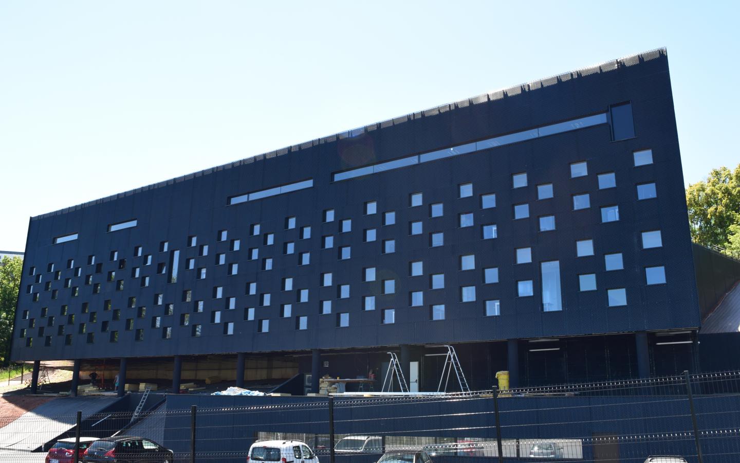 Verdié Voyages, construction neuve à Rodez réalisée avec des menuiseries alu K-LINE.