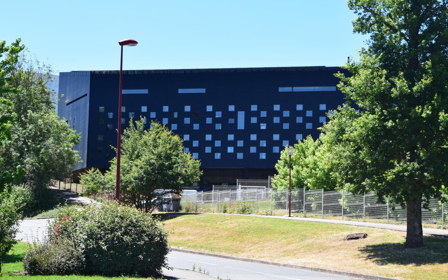 Verdié Voyages, construction neuve à Rodez réalisée avec des menuiseries alu K-LINE.