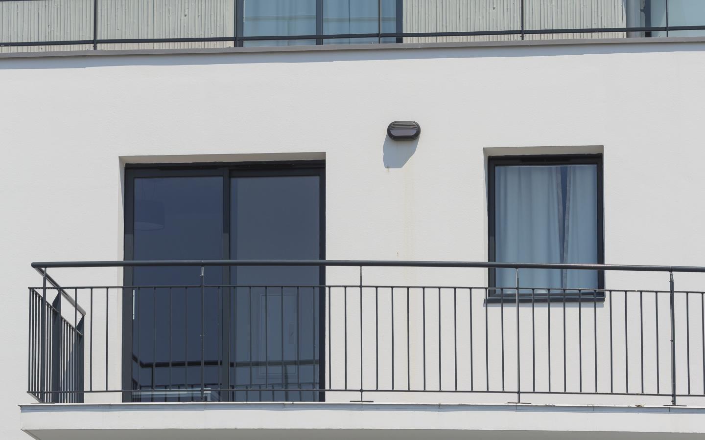 Thalasso, construction neuve à Concarneau réalisée avec des menuiseries alu K-LINE. 