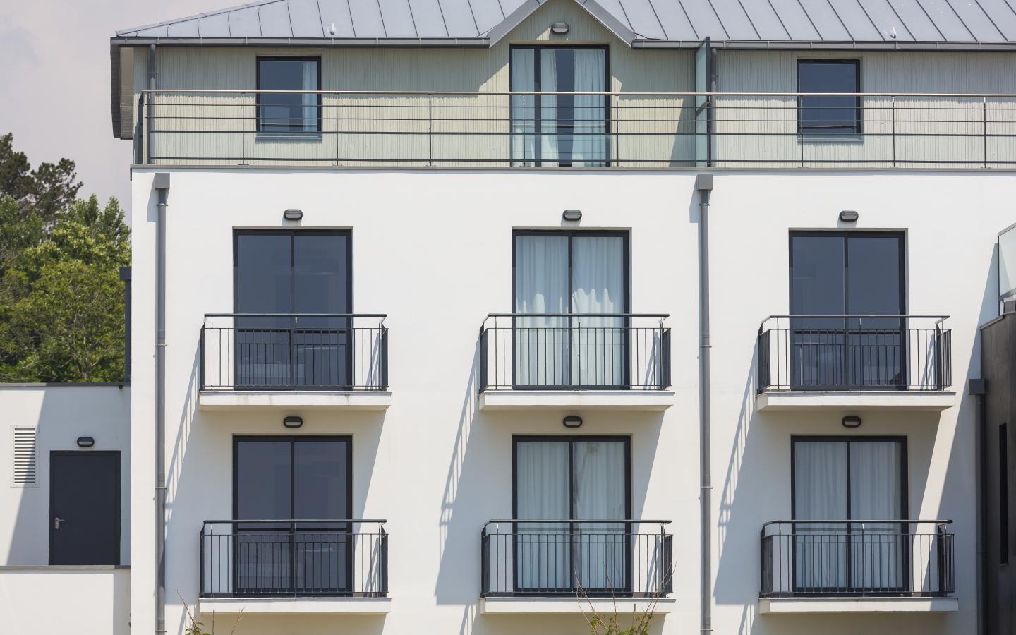 Thalasso, construction neuve à Concarneau réalisée avec des menuiseries alu K-LINE. 