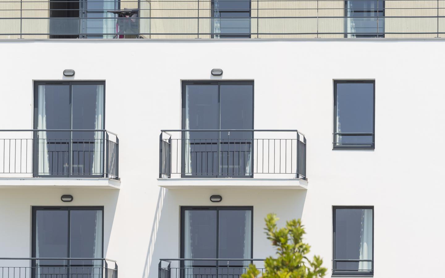Thalasso, construction neuve à Concarneau réalisée avec des menuiseries alu K-LINE. 