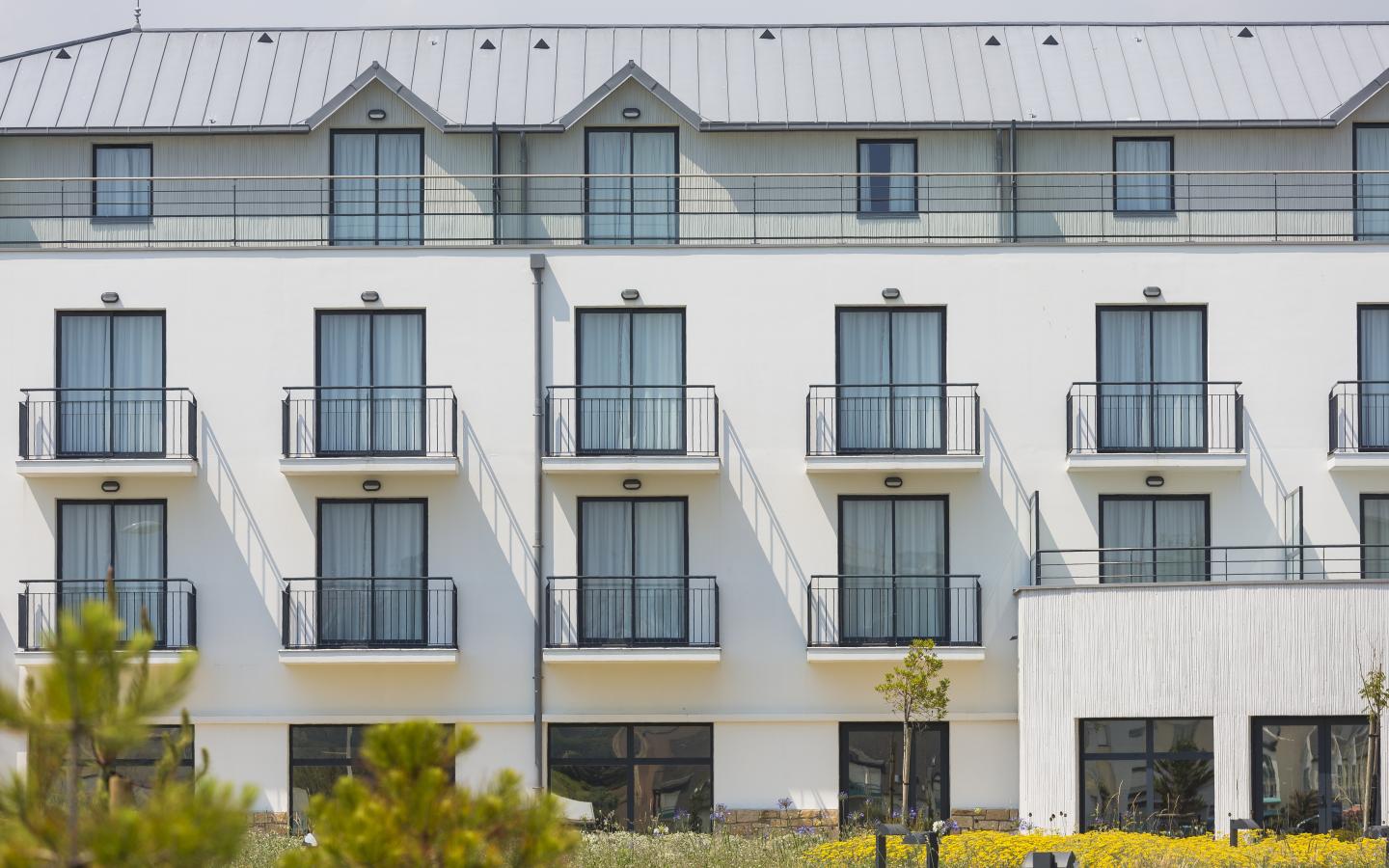 Thalasso, construction neuve à Concarneau réalisée avec des menuiseries alu K-LINE. 