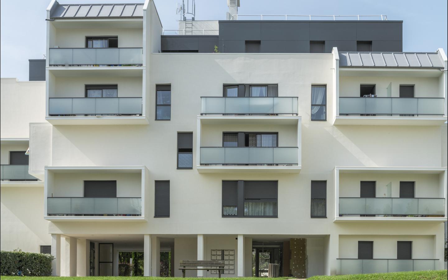 Résidence La Pépinière, construction neuve au Plessis Robinson réalisée avec des menuiseries alu K-LINE. 