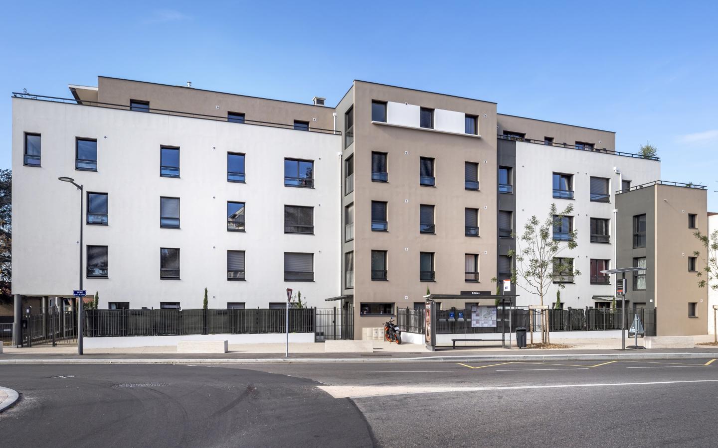 Comme une excellence, construction neuve à Caluire-et-Cuire réalisée avec des menuiseries alu K-LINE. 