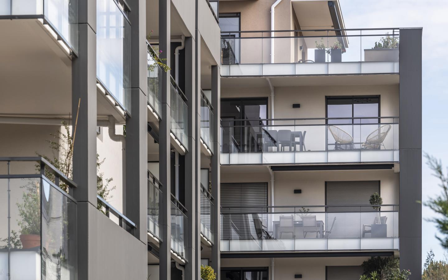 Comme une excellence, construction neuve à Caluire-et-Cuire réalisée avec des menuiseries alu K-LINE. 