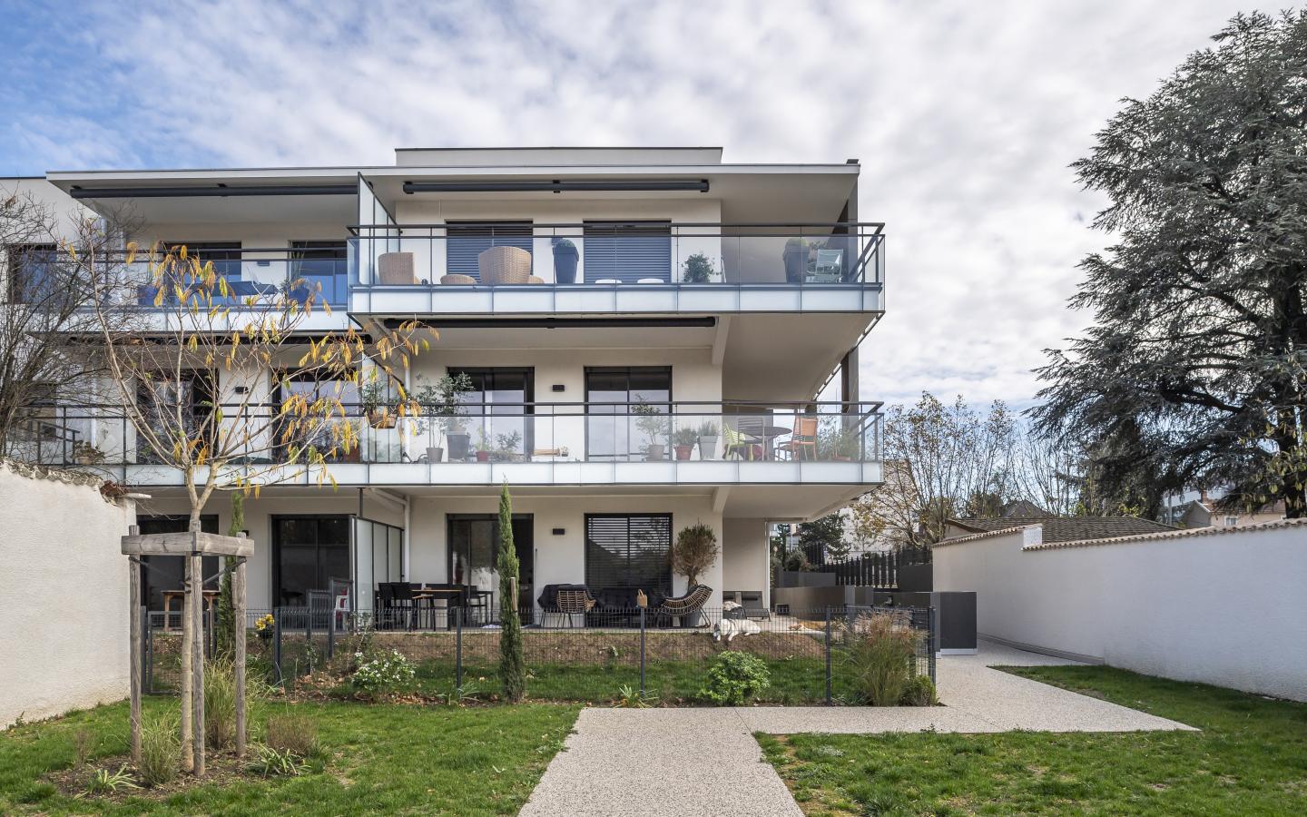 Comme une excellence, construction neuve à Caluire-et-Cuire réalisée avec des menuiseries alu K-LINE. 