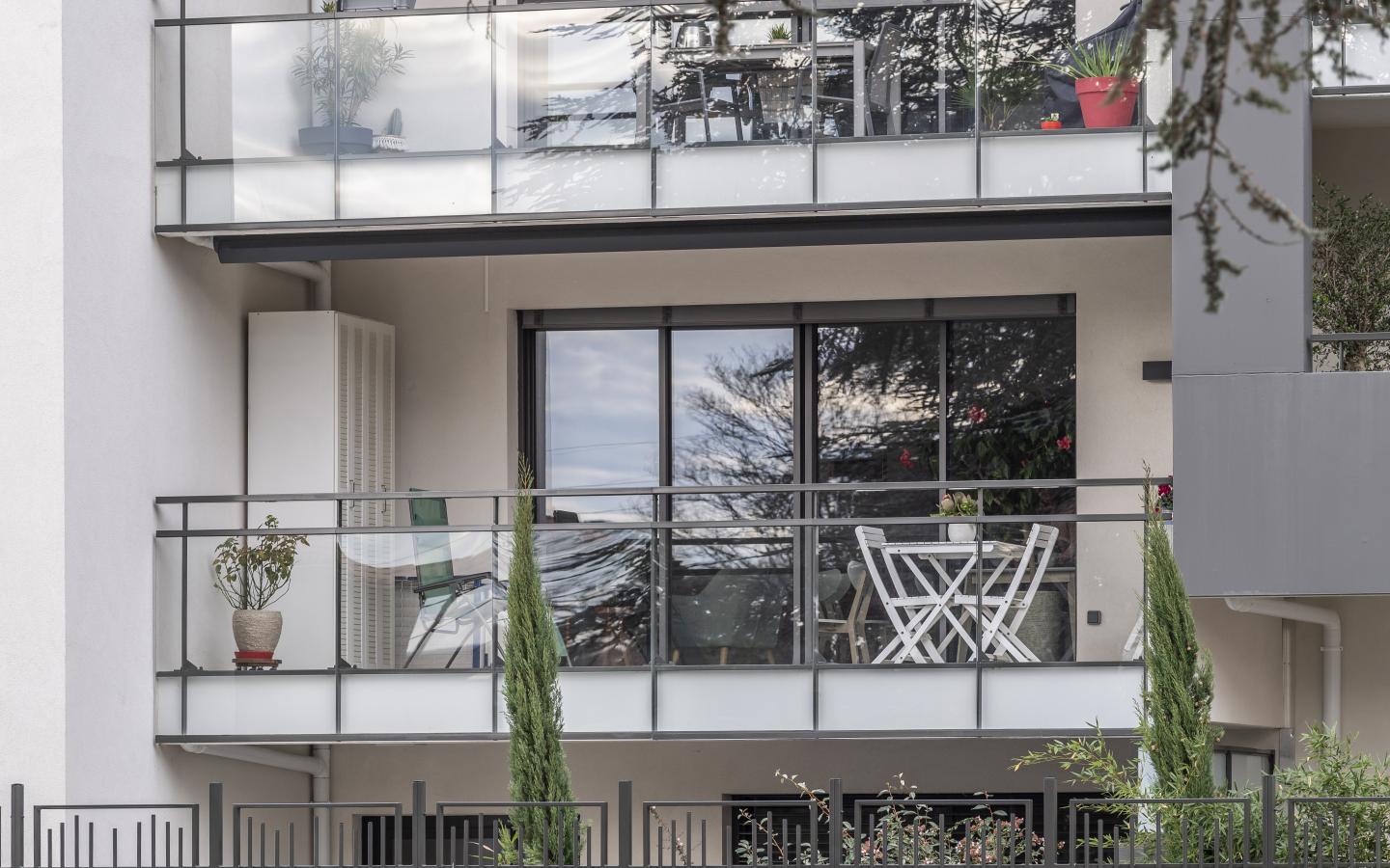 Comme une excellence, construction neuve à Caluire-et-Cuire réalisée avec des menuiseries alu K-LINE. 