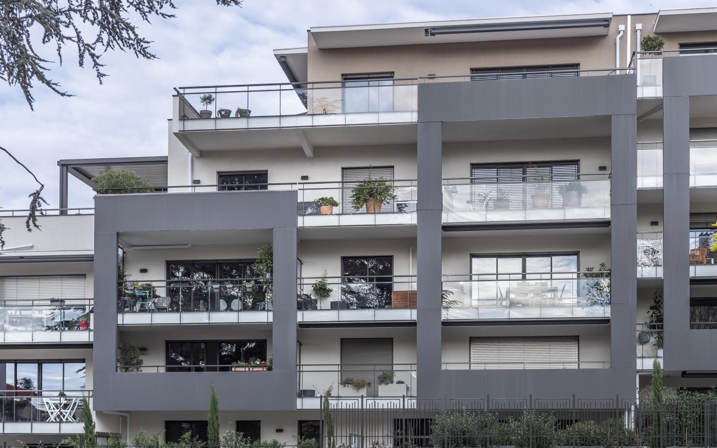 Comme une excellence, construction neuve à Caluire-et-Cuire réalisée avec des menuiseries alu K-LINE. 