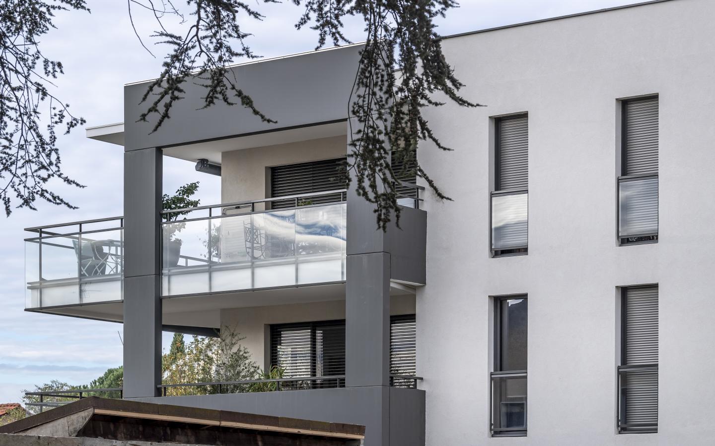 Comme une excellence, construction neuve à Caluire-et-Cuire réalisée avec des menuiseries alu K-LINE. 