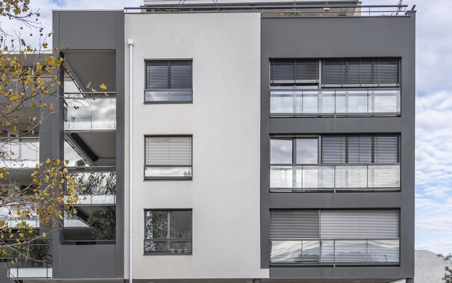 Comme une excellence, construction neuve à Caluire-et-Cuire réalisée avec des menuiseries alu K-LINE. 