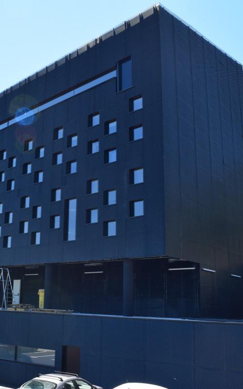 Verdié Voyages, construction neuve à Rodez réalisée avec des menuiseries alu K-LINE.