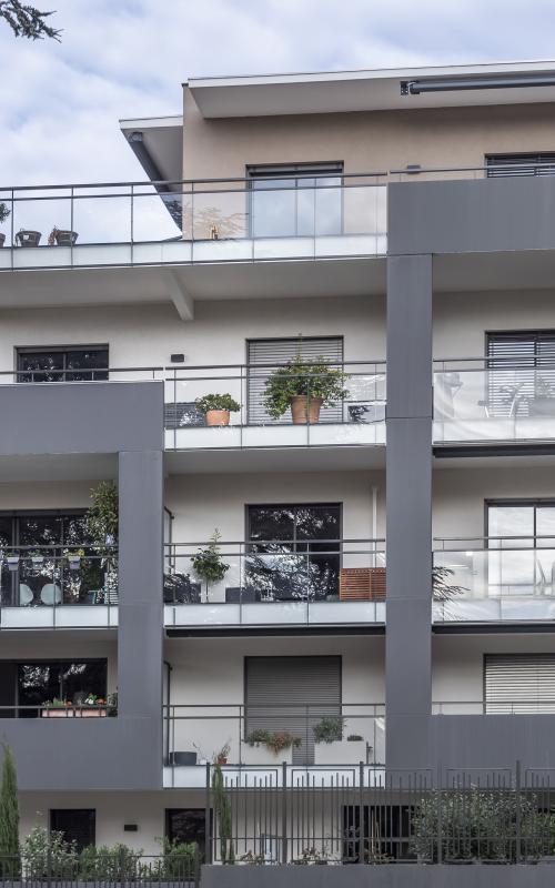 Comme une excellence, construction neuve à Caluire-et-Cuire réalisée avec des menuiseries alu K-LINE. 